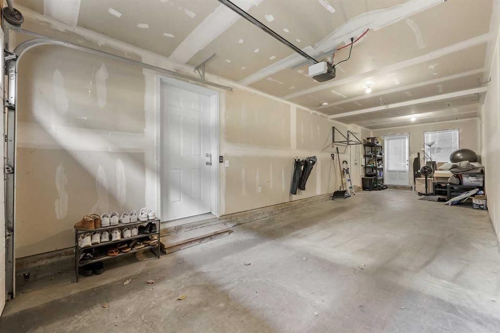 68 New Brighton Point Se, Calgary, AB - Indoor Photo Showing Garage