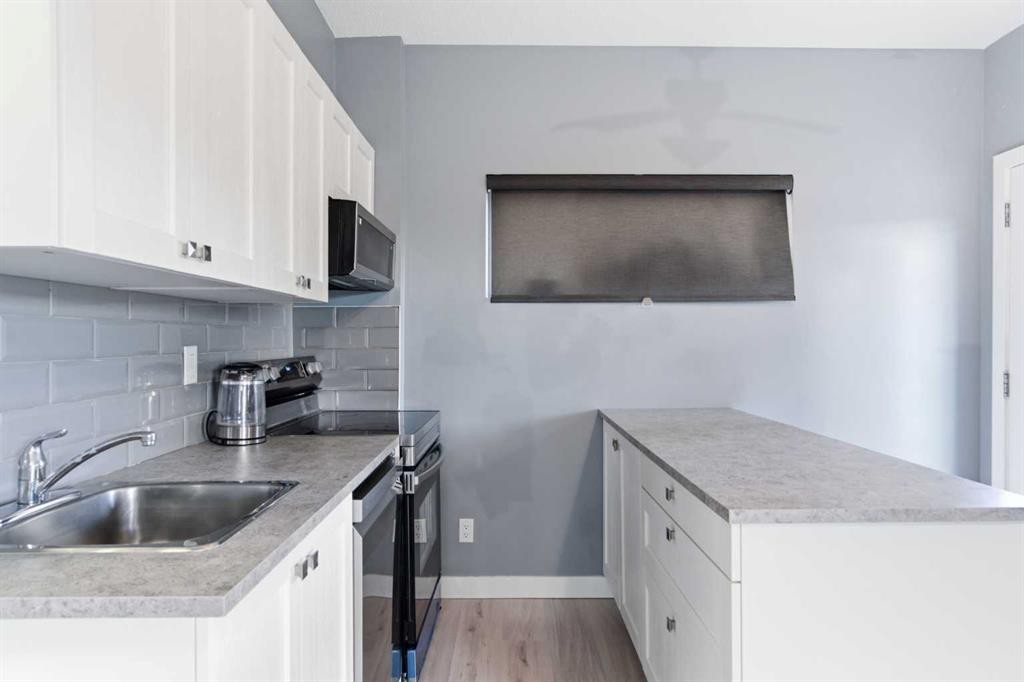 21 Evansview Manor Nw, Calgary, AB - Indoor Photo Showing Kitchen