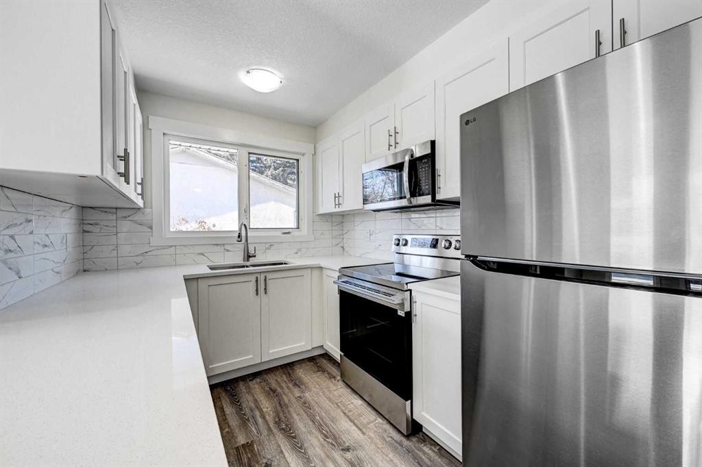 36 Pennsburg Place Se, Calgary, AB - Indoor Photo Showing Kitchen
