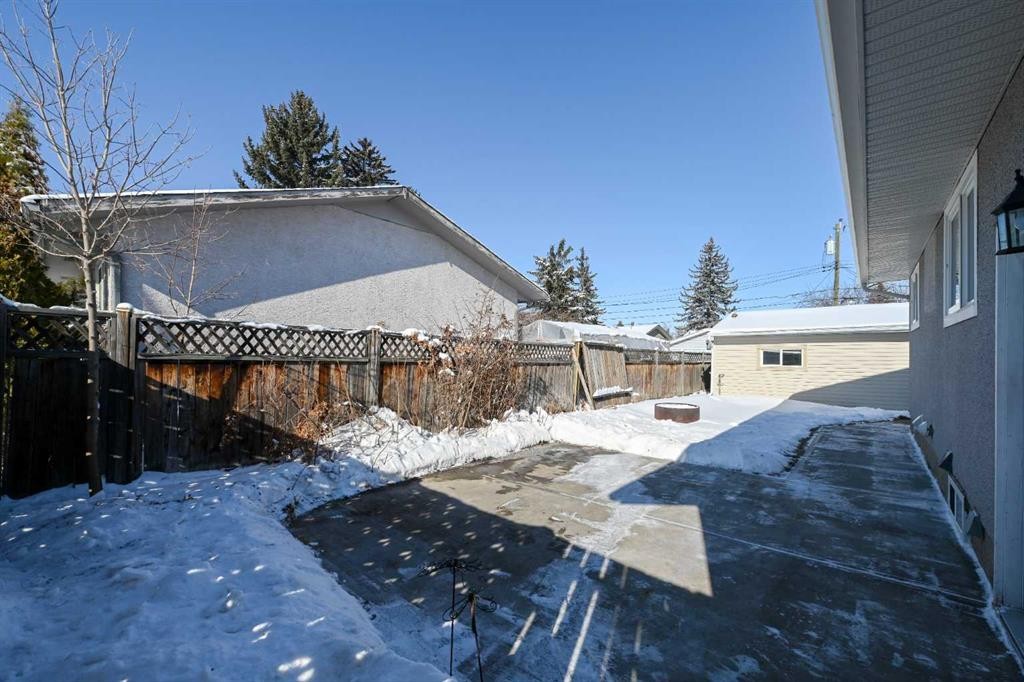 36 Pennsburg Place Se, Calgary, AB - Outdoor