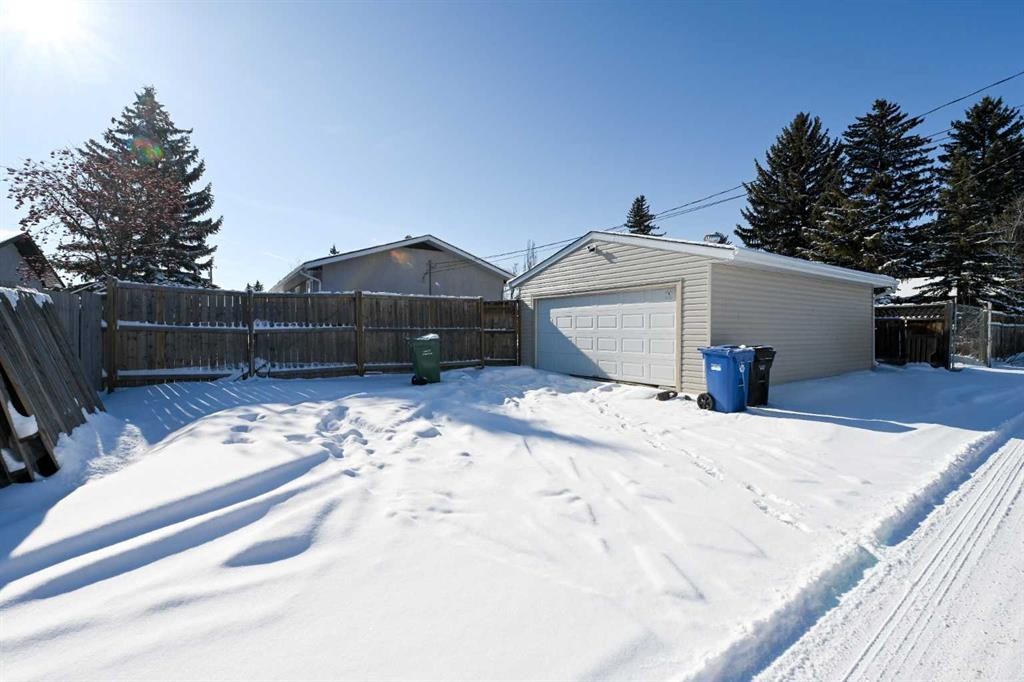 36 Pennsburg Place Se, Calgary, AB - Outdoor