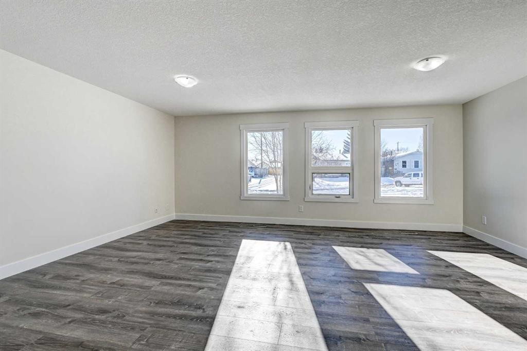 36 Pennsburg Place Se, Calgary, AB - Indoor Photo Showing Other Room