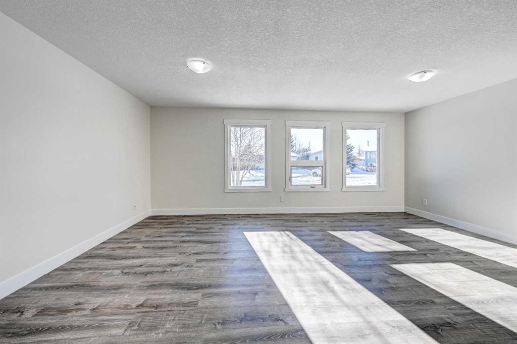 36 Pennsburg Place Se, Calgary, AB - Indoor Photo Showing Other Room