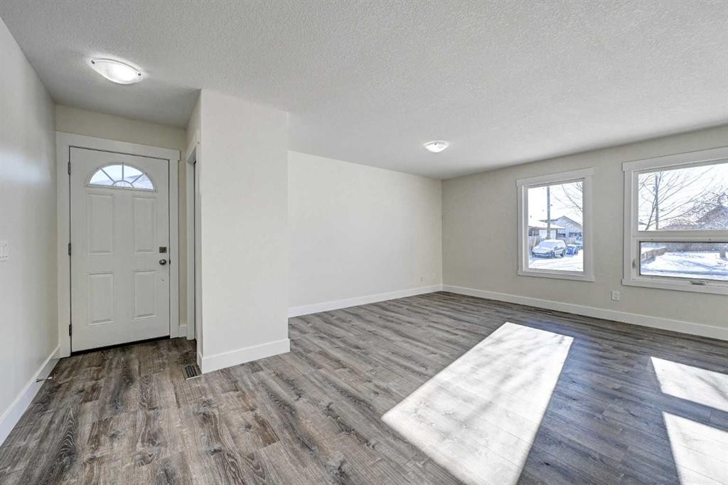 36 Pennsburg Place Se, Calgary, AB - Indoor Photo Showing Other Room