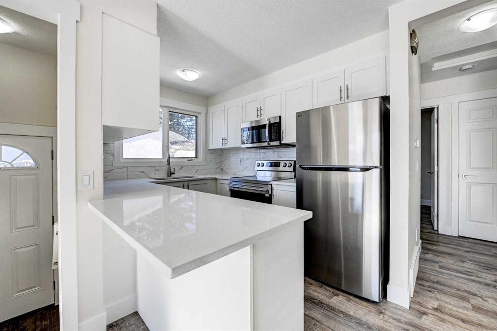 36 Pennsburg Place Se, Calgary, AB - Indoor Photo Showing Kitchen