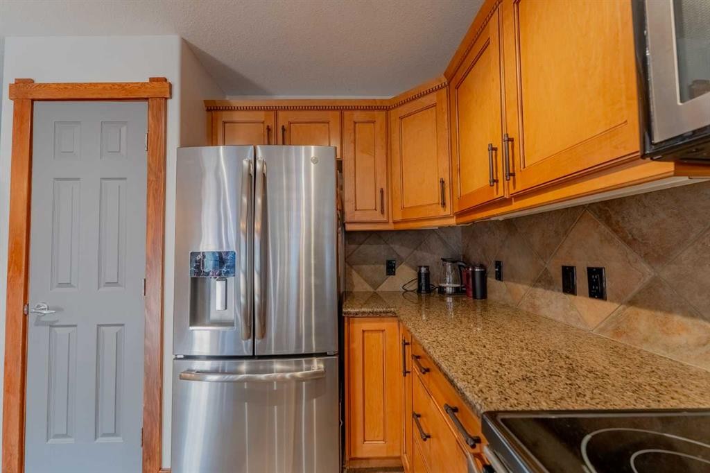 313-170 Crossbow Place, Canmore, AB - Indoor Photo Showing Kitchen