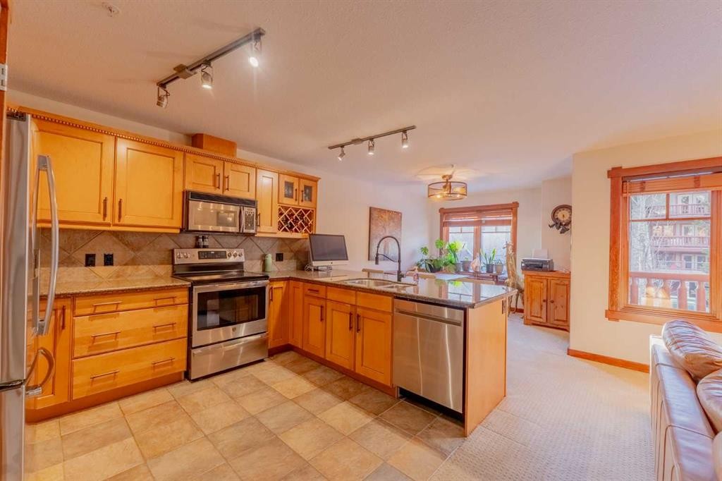 313-170 Crossbow Place, Canmore, AB - Indoor Photo Showing Kitchen