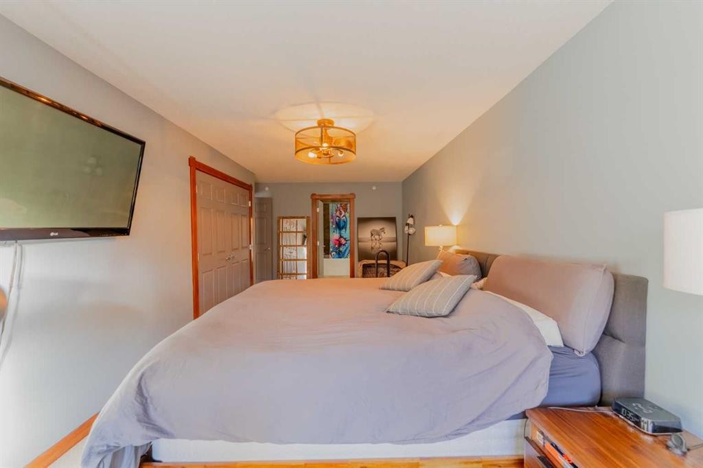 313-170 Crossbow Place, Canmore, AB - Indoor Photo Showing Bedroom