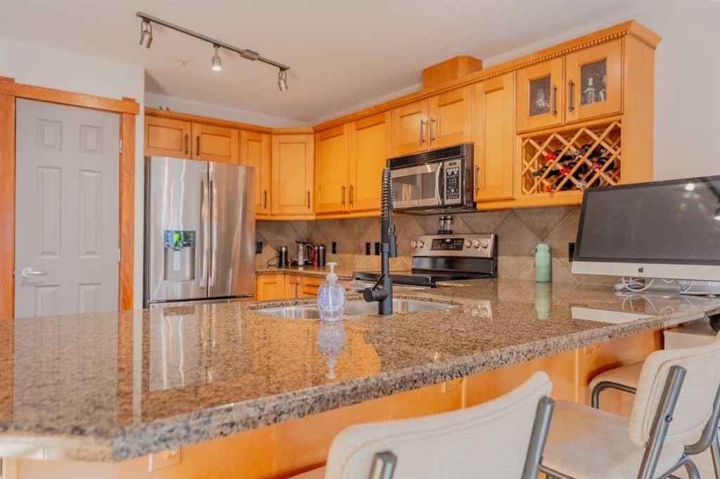 313-170 Crossbow Place, Canmore, AB - Indoor Photo Showing Kitchen