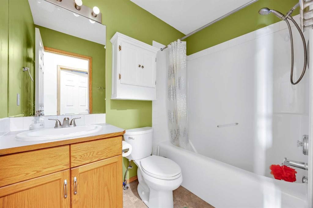 191 Applebrook Circle Se, Calgary, AB - Indoor Photo Showing Bathroom