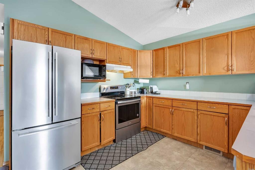 191 Applebrook Circle Se, Calgary, AB - Indoor Photo Showing Kitchen