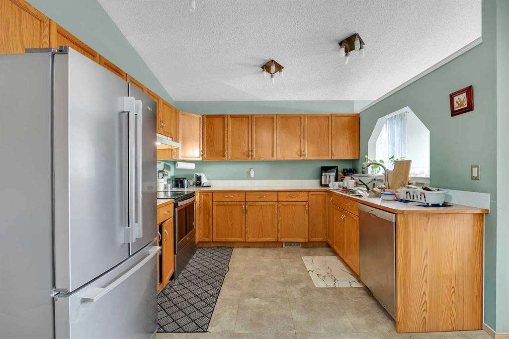 191 Applebrook Circle Se, Calgary, AB - Indoor Photo Showing Kitchen With Double Sink