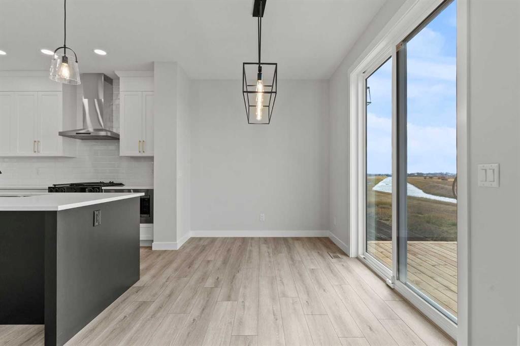 302 Kinniburgh Loop, Chestermere, AB - Indoor Photo Showing Kitchen
