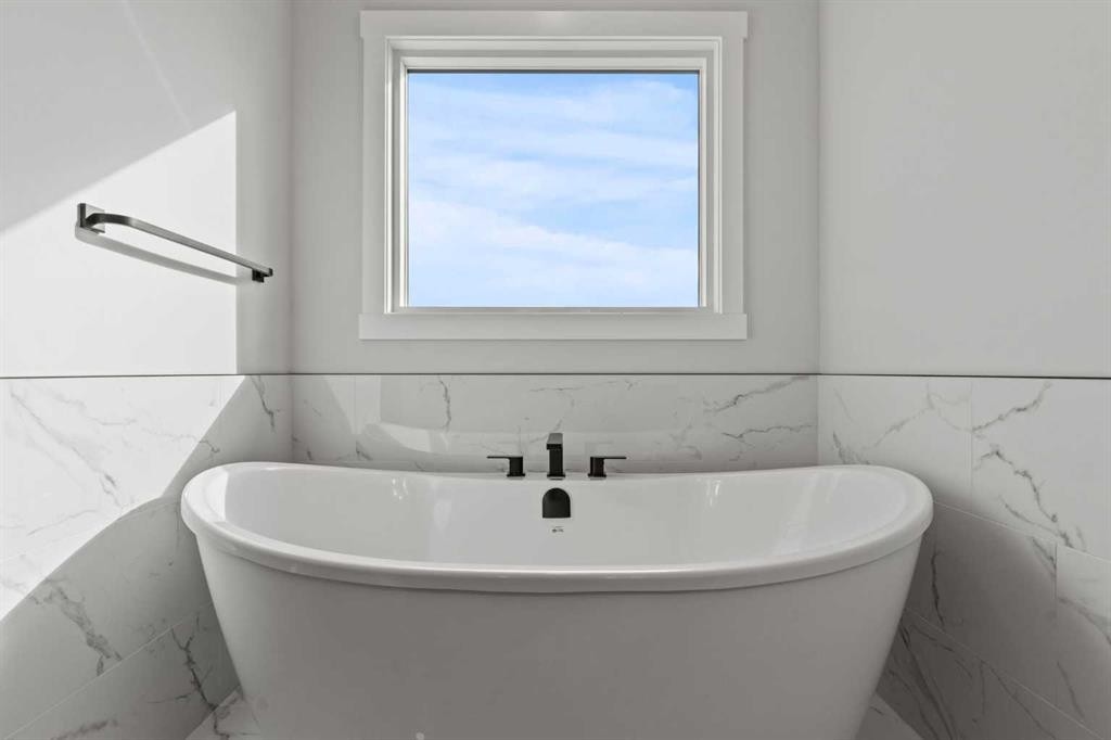 302 Kinniburgh Loop, Chestermere, AB - Indoor Photo Showing Bathroom