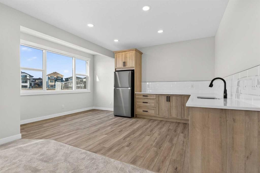 302 Kinniburgh Loop, Chestermere, AB - Indoor Photo Showing Kitchen