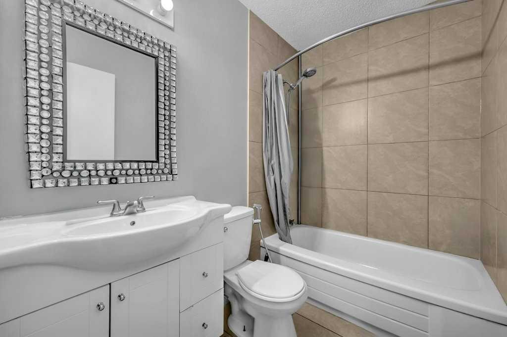 1140 Abbeydale Drive Ne, Calgary, AB - Indoor Photo Showing Bathroom