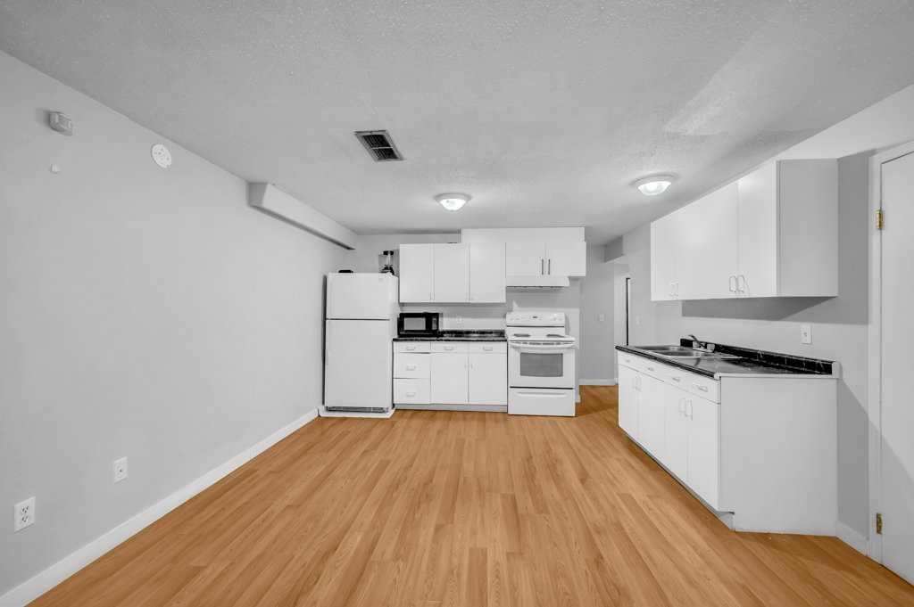 1140 Abbeydale Drive Ne, Calgary, AB - Indoor Photo Showing Kitchen