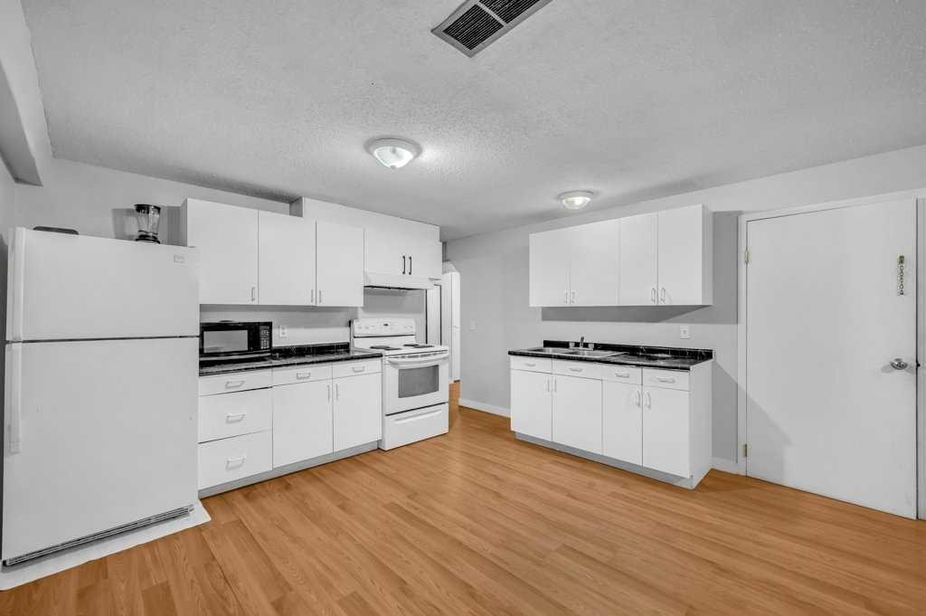 1140 Abbeydale Drive Ne, Calgary, AB - Indoor Photo Showing Kitchen