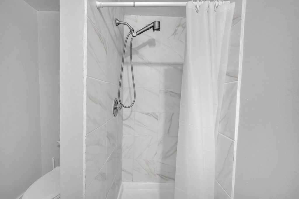 1140 Abbeydale Drive Ne, Calgary, AB - Indoor Photo Showing Bathroom