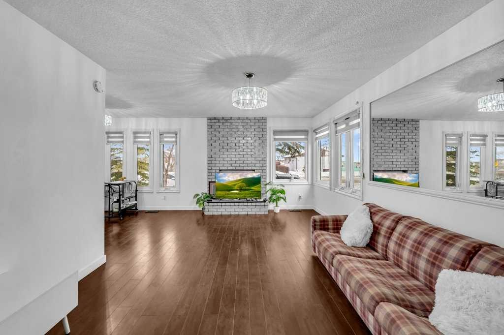 1140 Abbeydale Drive Ne, Calgary, AB - Indoor Photo Showing Living Room