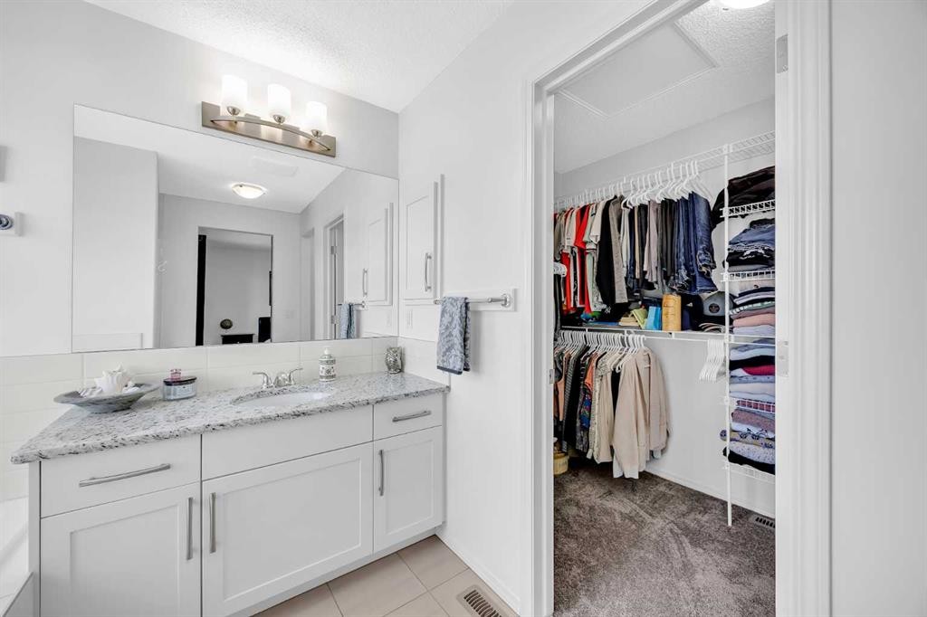 30 Cranarch View Se, Calgary, AB - Indoor Photo Showing Bathroom
