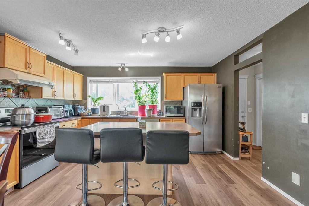 115 Evermeadow Avenue Sw, Calgary, AB - Indoor Photo Showing Kitchen