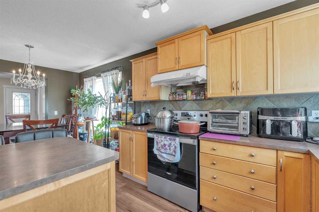 115 Evermeadow Avenue Sw, Calgary, AB - Indoor Photo Showing Kitchen