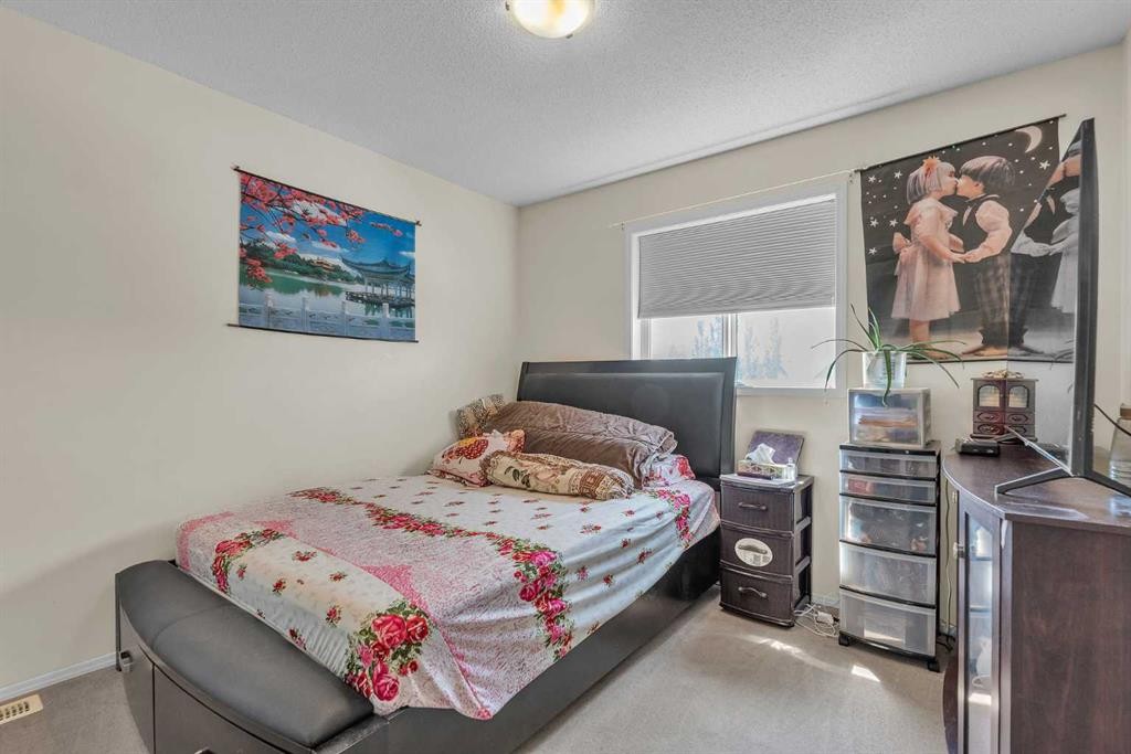 115 Evermeadow Avenue Sw, Calgary, AB - Indoor Photo Showing Bedroom