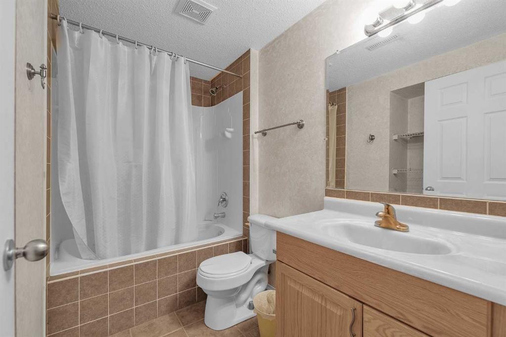 115 Evermeadow Avenue Sw, Calgary, AB - Indoor Photo Showing Bathroom