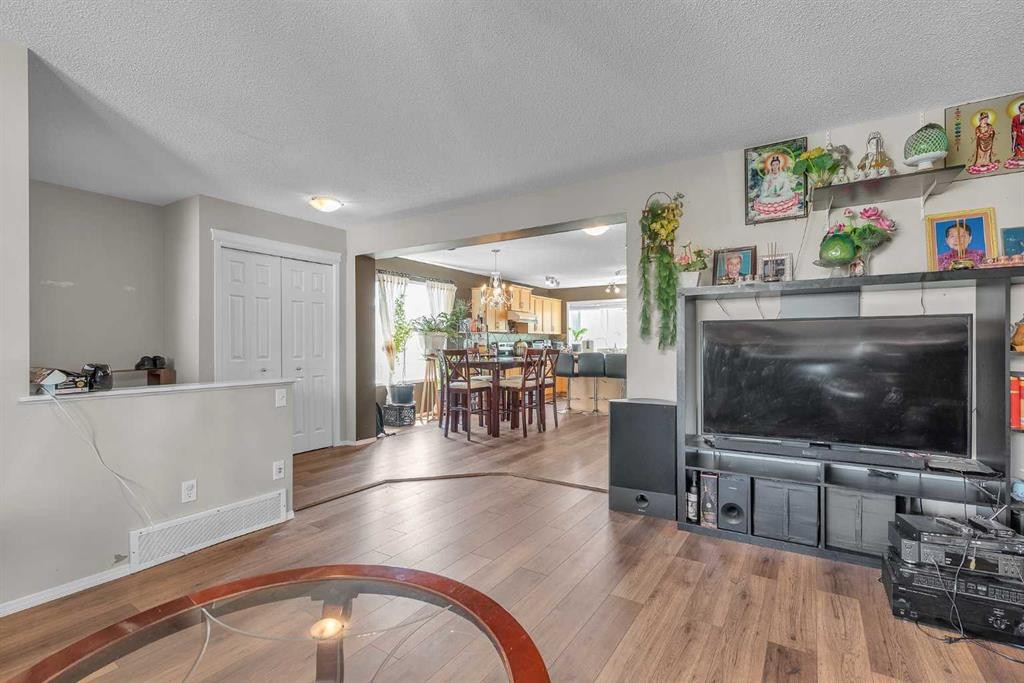 115 Evermeadow Avenue Sw, Calgary, AB - Indoor Photo Showing Living Room