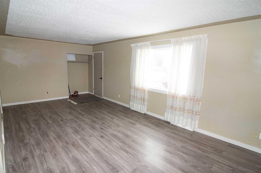 7012 Bowness Road Nw, Calgary, AB - Indoor Photo Showing Other Room