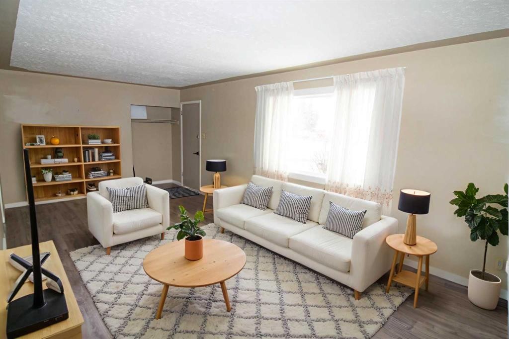 7012 Bowness Road Nw, Calgary, AB - Indoor Photo Showing Living Room