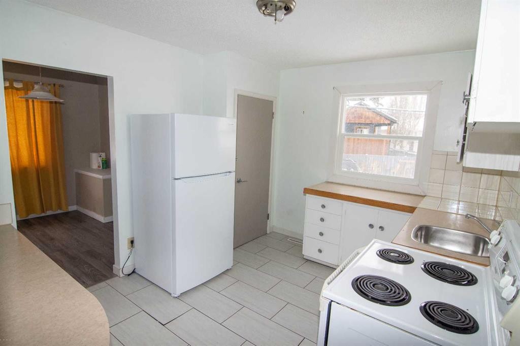 7012 Bowness Road Nw, Calgary, AB - Indoor Photo Showing Kitchen