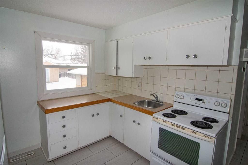 7012 Bowness Road Nw, Calgary, AB - Indoor Photo Showing Kitchen