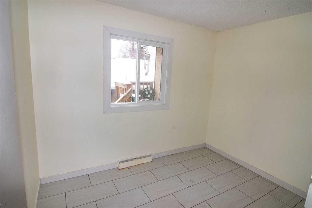 7012 Bowness Road Nw, Calgary, AB - Indoor Photo Showing Other Room