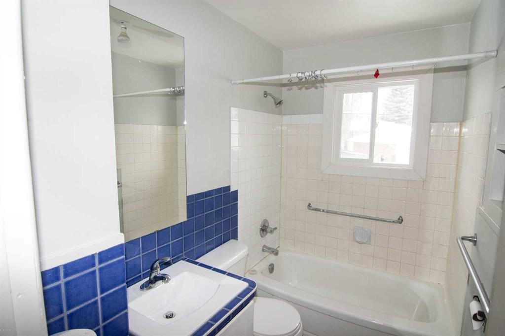 7012 Bowness Road Nw, Calgary, AB - Indoor Photo Showing Bathroom