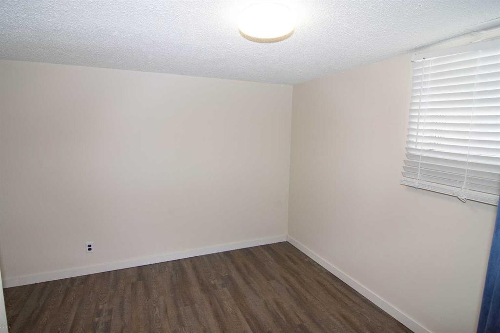 7012 Bowness Road Nw, Calgary, AB - Indoor Photo Showing Other Room