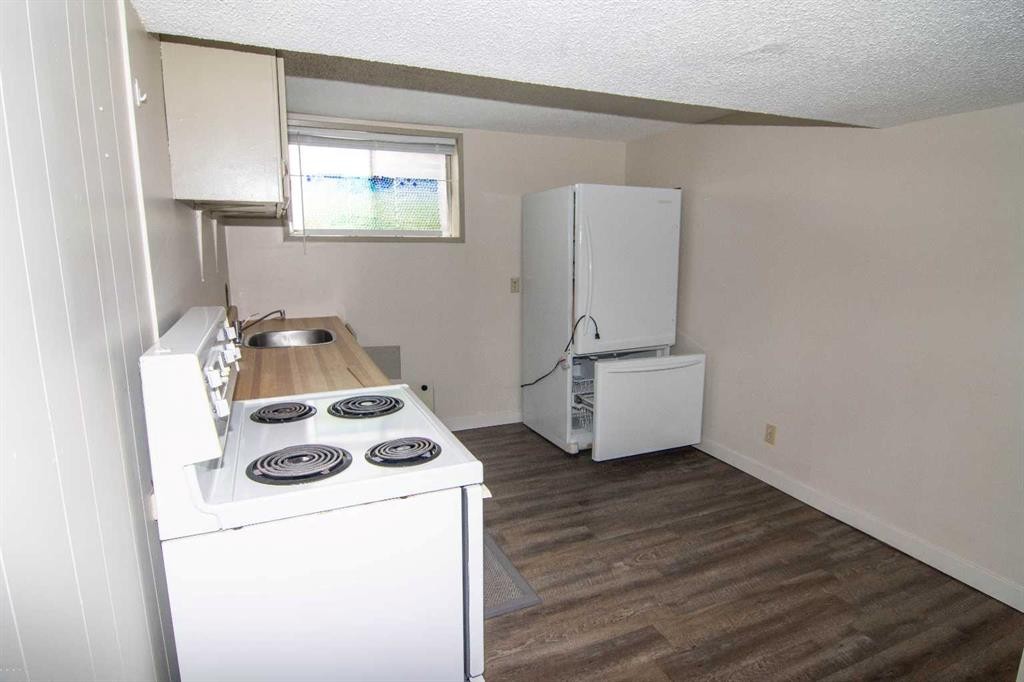 7012 Bowness Road Nw, Calgary, AB - Indoor Photo Showing Kitchen