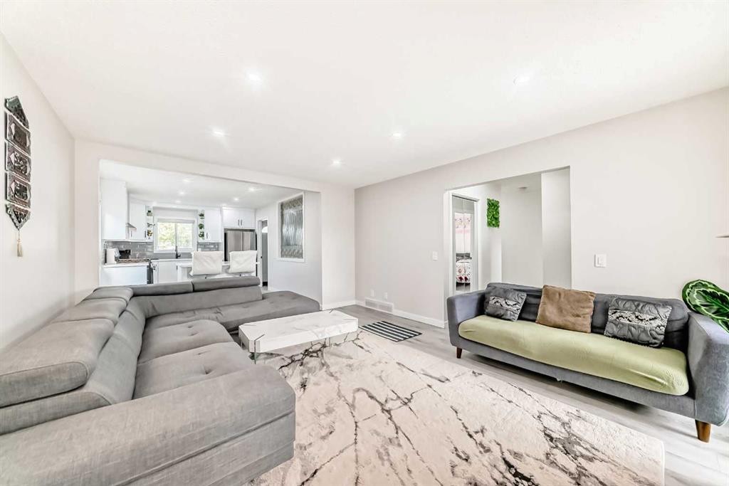6712 23 Avenue Ne, Calgary, AB - Indoor Photo Showing Living Room