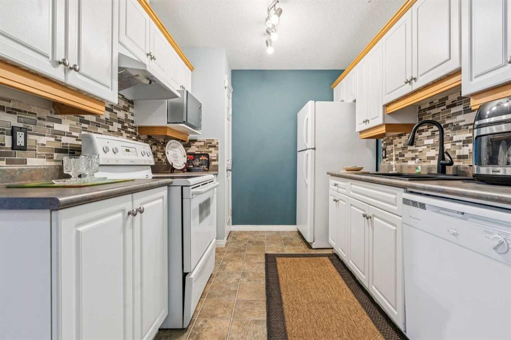 105-15320 Bannister Road Se, Calgary, AB - Indoor Photo Showing Kitchen