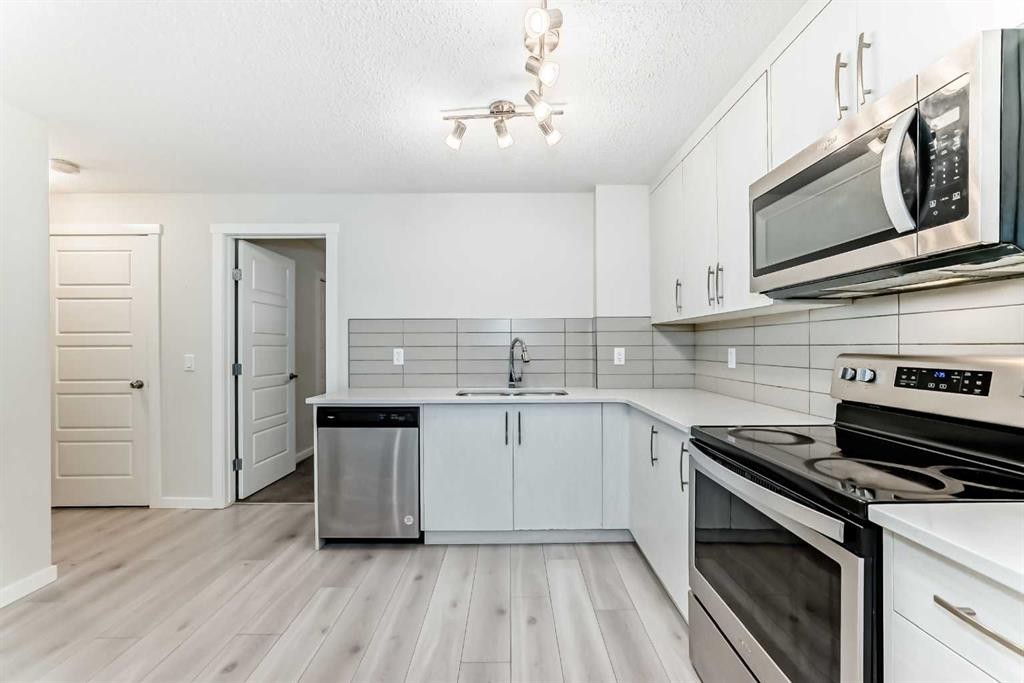 152 Cranbrook Square Se, Calgary, AB - Indoor Photo Showing Kitchen With Stainless Steel Kitchen With Double Sink With Upgraded Kitchen