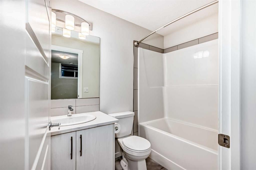 152 Cranbrook Square Se, Calgary, AB - Indoor Photo Showing Bathroom