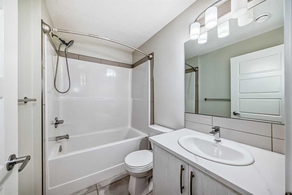 152 Cranbrook Square Se, Calgary, AB - Indoor Photo Showing Bathroom
