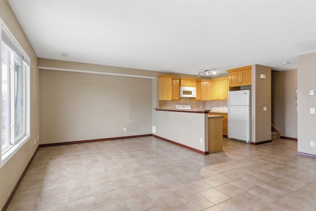 207-323 Fourth Avenue, Strathmore, AB - Indoor Photo Showing Kitchen