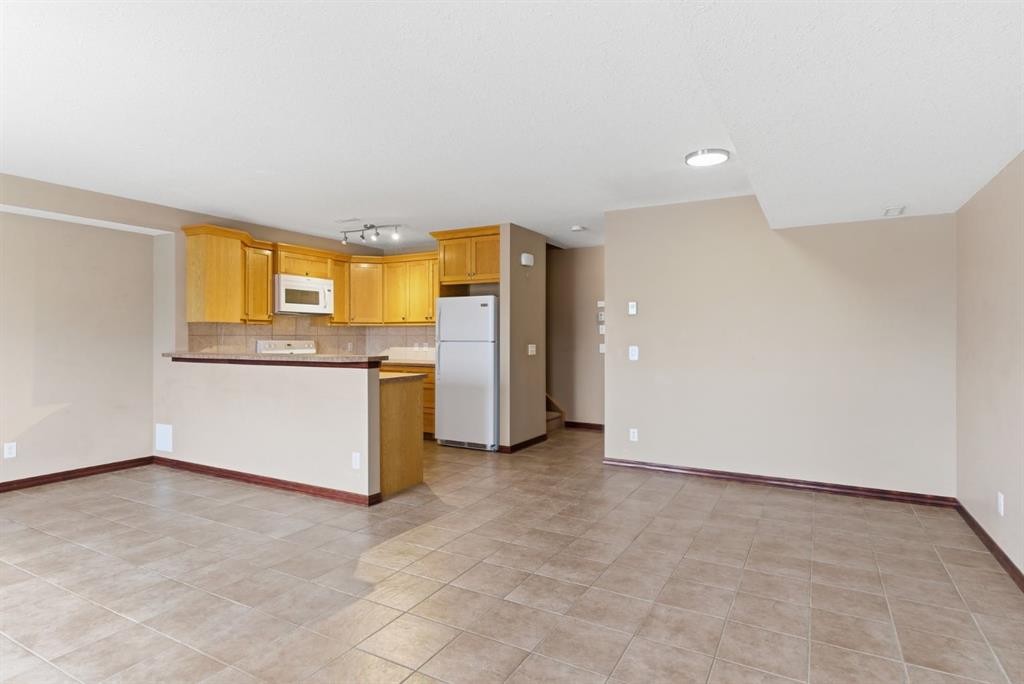 207-323 Fourth Avenue, Strathmore, AB - Indoor Photo Showing Kitchen
