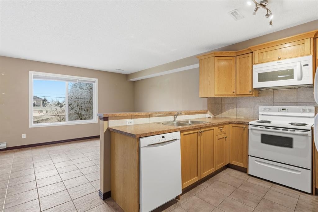207-323 Fourth Avenue, Strathmore, AB - Indoor Photo Showing Kitchen With Double Sink