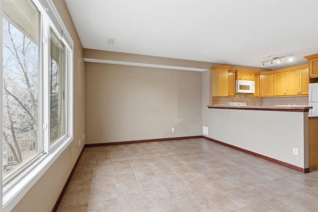 207-323 Fourth Avenue, Strathmore, AB - Indoor Photo Showing Kitchen