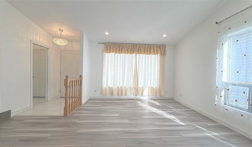6715 43 Avenue Ne, Calgary, AB - Indoor Photo Showing Other Room