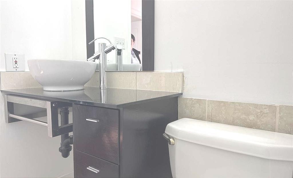 6715 43 Avenue Ne, Calgary, AB - Indoor Photo Showing Bathroom