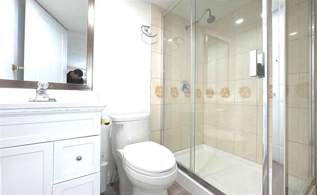 6715 43 Avenue Ne, Calgary, AB - Indoor Photo Showing Bathroom